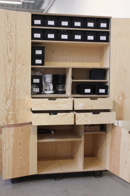 Transportkasse med skabe, 2,2 cm finerplade, H: 247 cm, D: 160 cm, B: 80 cm + nøgle + kodelås (kodelås medfølger) indhold af div. Skruer, loddestokke, værktøj, kaffemaskine