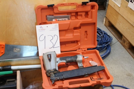 Pallet with div. power cables, air hoses, tools etc. + 1. Paslode nail gun Model: S150-N18, 18 Gauge, Part no: 501260