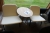 Hay Tisch + 2 Stühle, Sturm aus Hurup Möbelfabrik, weiß / hellcremefarbenen Leder