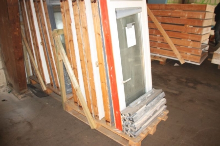 10 x used wooden windows, side-hung and top-hung. Frame dimensions approximately width x height x frame width: 170 x 138 x 10 cm. sills included