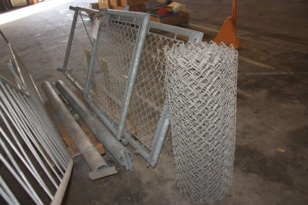 Galvanized gate, height approx 100 cm. 2 shared port, ca. 253 + 100 cm. 2 posts. Key not included