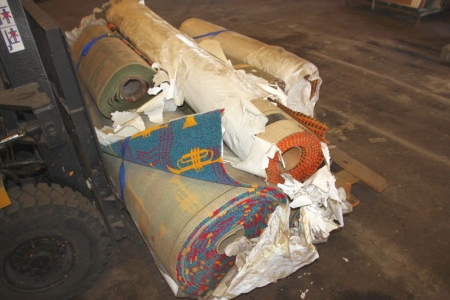 Pallet with various residues in carpets, including 3 rolls, width approx 200 + 4 cm around rolls width = 120 cm + 1 roller width approx 100 cm