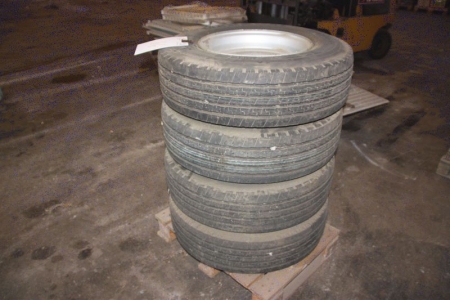 4 x truck wheels, unused pallet. Dimension: 235/75 R17,5. 6-hole hub marked 17.5 x 6.75