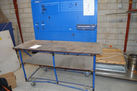Arbejdsbord med hjul og værktøjstavle. ca. 170 x 70 cm