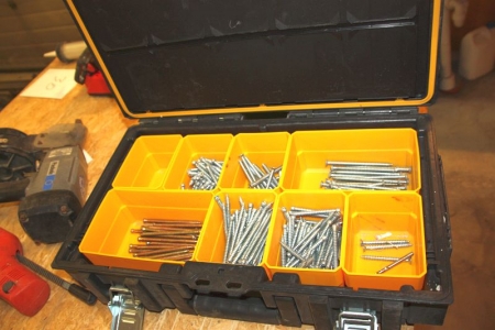 DeWalt tool box with asmild steelment of frame screws