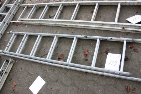Aluminium extension ladder, an estimated 3 meters
