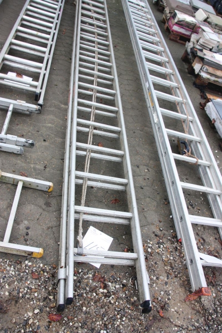 Aluminium extension ladder, an estimated 11 meters
