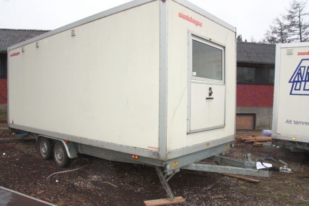 Crew trailers, modular trailers. 8 changing room lockers. Toilet. Shower. Sink, water heater, living room with tables, chairs, refrigerator and so on. Length approx 6 meters. Damage in the front end of the plate.