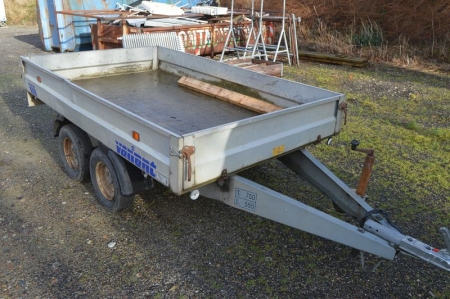 Variant trailer, 750/550 kg. Steel with wooden base. 2-axle. Approximately 240 x 150 cm. Year 2008. Reg. No. OJ5968. License plate and reg. certificate is not included unless there is re-registering online at www.skat.dk before the goods leave the seller'