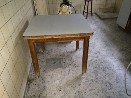 Table older, on wheels (unknown size)