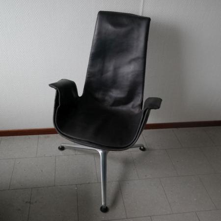 Preben Fabricius & Jørgen Kastholm. Tulip Chari. Leather Chair (Seller: Kenneth Jensen, tel. 40190993)