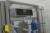 Labelmaskine fra Mectec, fra årgang: 2013, styrebox, 110-240 Vac/60- 50hz, 6,3A,  transportbånd fra CH System, 4 stk. Elmotorer fra Sew (3 stk. 0.37kw, 380v, Rpm: 1400/137, 50hz  + 1 stk. 0,12kw, Rpm: 1380, 50hz) + 1 stk. trådløs scanner fra Sick. (rustfr