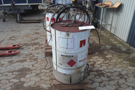 Undercarriage Treatment Plant for thick, thin and wax with pumps. Hardly used. Thick: surfacing product incl. pump + various nozzles. Approximately 180 liters of thick barrel with heating belt. Thin: cavity protection, ca. 100 liters, with a pump and nozz
