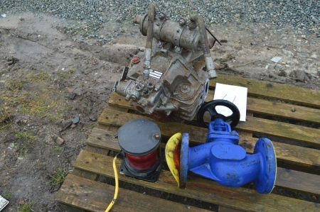 Hydraulisk gear til Volvo Penta, mærket 3581838, HS45AA 243. SN: 504598 20045 + vandventil, ubrugt, DN85. 