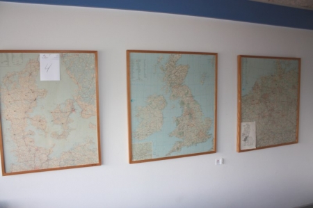 3 landkort i rammer på væg (Danmark, UK og Tyskland)