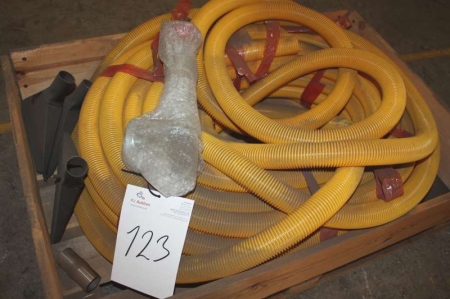 Pallet with flexible hoses