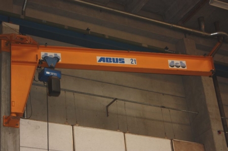 Wall mounted tower crane, 2 ton. Cable control, 2 speed. Span: 4 meters