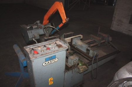 Reciprocating sawing machine: Kasto type UBS 240A with pulling. Year of manufacture: 1973. Machine weight: approx. 1020 kg. Machine dimension: Approx. 1.65 x2, 6 m