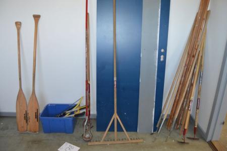 Miscellaneous garden tools + box with garden tools + 2 paddles + door