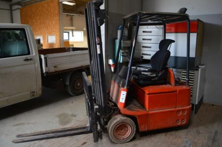 Electricla truck, Linde. 3-wheel. New wiring. Hours: 19,536. Clear view mast. Hydraulic side shift. Sold without charger. The buyer must make an individual agreement with the seller about pickup truck to be used until the production school closes complete