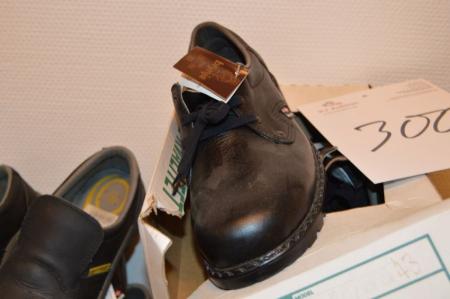 3 pairs of safety shoes, unused, 43