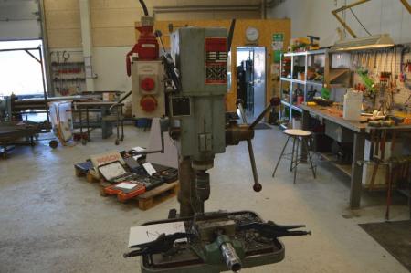 Drill press, Strands S68. SN: 58,412. Engine: 1400/2800 rpm. Spindle: 100- 3600 rpm. Attached emergency stop. Machine Screw clamps