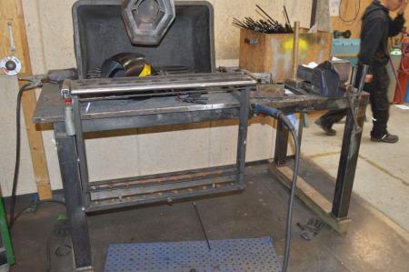 Welding bed with vice, ca. 180 x 90 cm. Sold without content