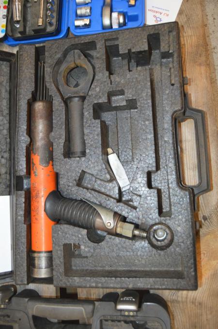 Compressed air needle hammer in case