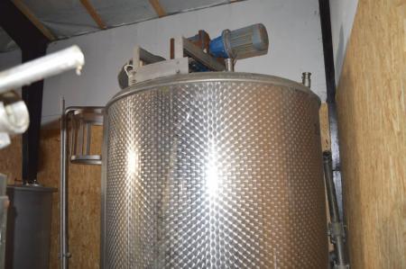 Rustfri, syrefast tank med omrører i top + stige og luge. Kapacitet ca. 2200 liter