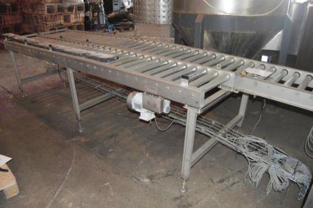 2 x stainless steel, driven roller conveyors. B about 45 cm. Total length about 750 cm