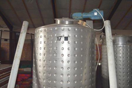Rustfri, syrefast tank med omrører i top. Kapacitet ca. 2000 liter