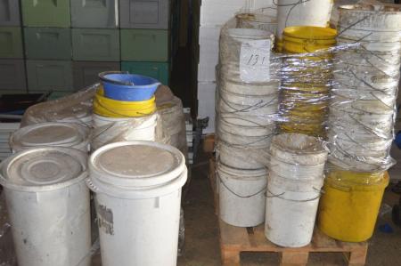 2 pallets of empty plastic containers (buckets and barrels)