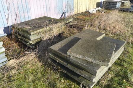 2 pallets concrete tiles from the pavement + pallet with edge tiles, estimated a total of about 10 m2