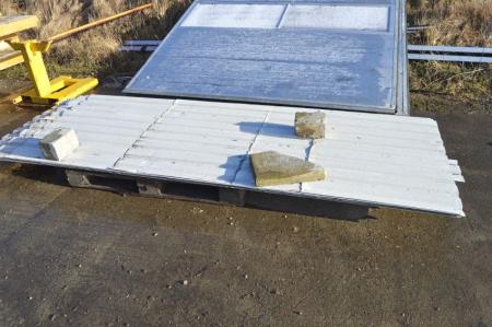 Pallet with corrugated roofing sheets, some remnants, totaling approximately 32 m2