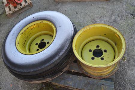 2 hjul for Claas med 5-huls fælg, centerhul 110 mm + løs fælg. Dækket er slidt skævt i mønstret