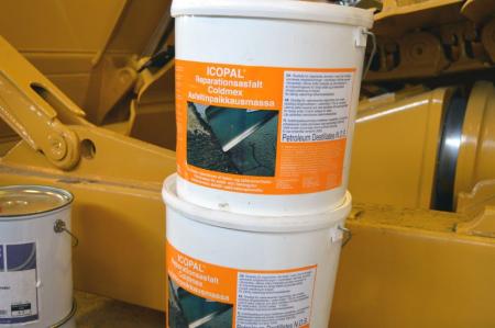 3 x 10 liters of asphalt patching material