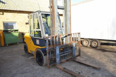 Diesel Truck. Heden. 5 tons. Hydraulic fork positioner and side shift. Gemini mounted. Tire tread: 90% front and rear. Hours: 9721. Year 2001. High visibility mast. 1200 mm forks. Radio. Beacon light. Has been renovated with new steering spindle and beari