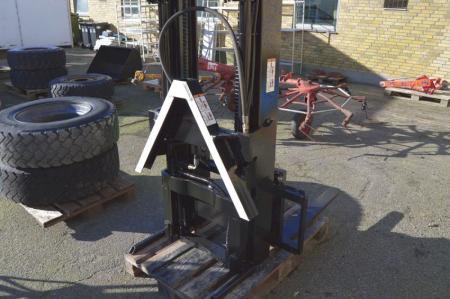 Truck tower, Yale, fitted with A-frame of the tractor. Forks: 90 cm. Suitable for moving the pellets and wrapped bales. Very good condition