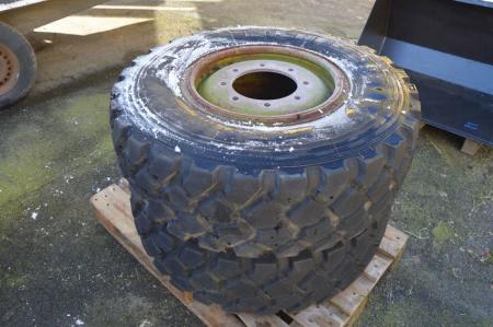 2 x Michelin tires, 338/80-R20, 8-hole rim center hole ø 220 mm. Tread pattern: 95%. No leak and OK. Suitable for feed truck / tipper. Coming from MAN 8 truck