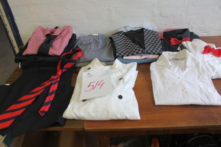 Diverse skjorter, bukser, veste, kokkejakker m.v. har været brugt til udstilling