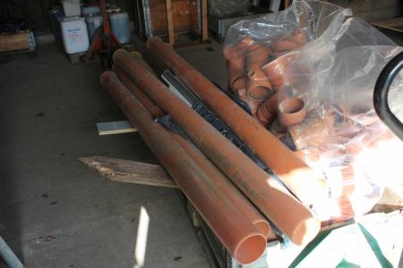 2 stk sække med PVC bøjninger, muffer, samlestykker m.v. + 6 stk kloakrør a 2 meter Ø 110 mm 