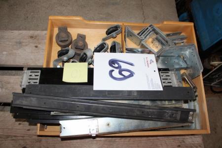 box of assorted sømbeslag, door rollers and drawer pull-out bracket