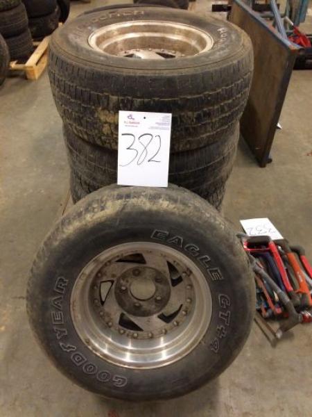 4 Stück Räder mit Reifen 275 / 60-15 5-Loch für die US-Auto