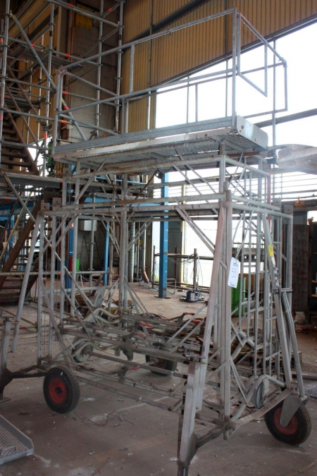 Manually elevating scaffolding on 3 rubber wheels, Layher