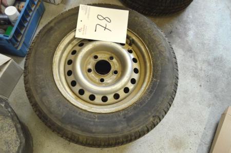 2 hjul på stålfælg, 195/70 R14. 5-huls fælg. 5½Jx14H, ET30. Ca. 75% dækmønster
