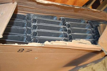 Kasse med ca. 28 gulvvarmefordelingsplader i kasse