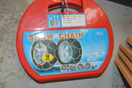 Snow chains in the box