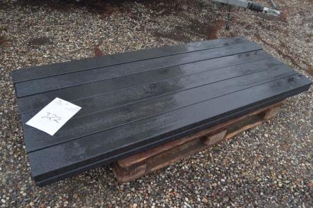12 planker, sort, lavet til bord- bænkesæt fremstillet i genbrugsplast. Palle medfølger ikke