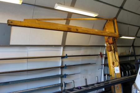 Pillar jib crane with Kito electric hoist 500 kg. Outlays about 4 meters