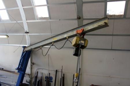 Pillar jib crane with GIS electric hoist 250/500 kg. Outlays about 4 meters, next service 2017